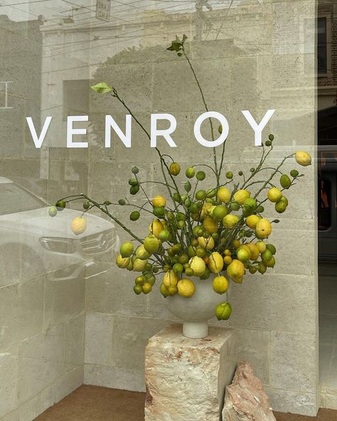 HATTIE (@hattiemolloy) posted on Instagram: “Lemons with @venroy” • Jun 25, 2021 at 11:06am UTC Hotel Flower Arrangements, Hotel Flowers, Corporate Flowers, Flower Wall Wedding, Wedding Reception Flowers, Flower Artists, Elegant Bouquet, Creative Flower Arrangements, Modern Flower Arrangements