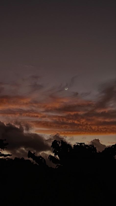 Aesthetic Midnight, Holiday Iphone Wallpaper, Pretty Moon, Dusk Sky, Clouds Aesthetic, Pretty Cottage, Twilight Sky, Aesthetic Pretty, Moon Clouds