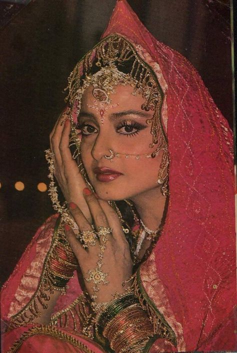 Shilpa Shetty 90s, Retro Bollywood Fashion, Rekha Actress, Bollywood Retro, Bollywood Bridal, Celebrity Casual Outfits, Retro Bollywood, Shilpa Shetty, Bollywood Outfits