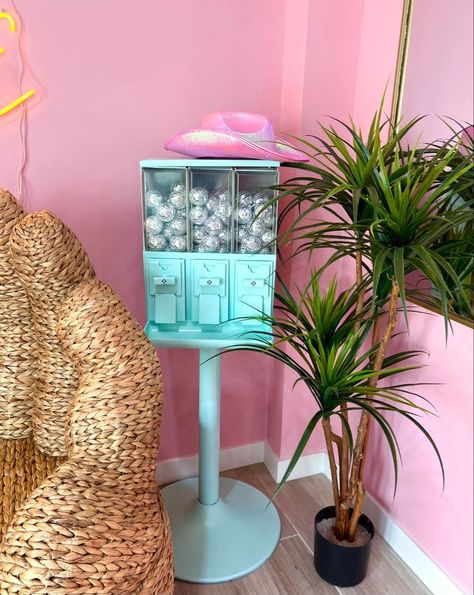 Pop Culture House Decor, Maximalist Nail Salon, Retro Lash Room, Funky Maximalist Decor, Funky Hair Salon, Groovy Home Decor, Colorful Hair Salon, Groovy Salon, Barbie Room Aesthetic