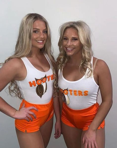 Hooters Halloween Costume, Hooters Girl Costume, Hooters Outfit, Hooters Costume, Waitress Outfit, College Halloween Costumes, Barbie Halloween Costume, Cute Group Halloween Costumes, Classy Halloween Costumes