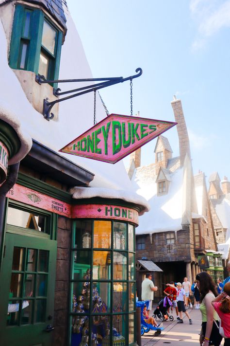 Hogwarts Hogsmeade, Hogsmeade Shops, Harry Potter Diagon Alley Aesthetic, Hogsmeade Train Station, Harry Potter Diagon Alley Shops, Hogsmeade Village, Hp Universe, Hogwarts Christmas, Festa Harry Potter