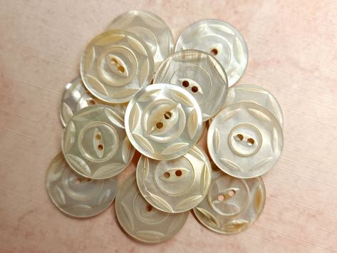 Elegant Pearl Drop Mother Of Pearl Shell, Mother Of Pearl Shell With Pearl Drop, Pearl White Mother Of Pearl Shell-shaped Necklace, Artisan Shell-shaped Mother Of Pearl Jewelry, Fish Eye, Oyster Pearl, Flower Carving, Geometric Quilt, Sewing Buttons