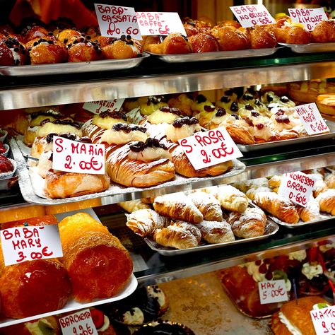 Sweet Tooth in Naples: the Best Pastry Shops Italian Bakery, Italian Cafe, Sweet Perfume, Best Bakery, Choux Pastry, Italy Food, Pastry Art, Naples Italy, Bakery Shop