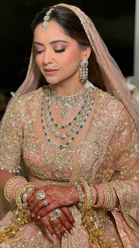 Indian Bride With Diamond Jewellery, Bride Necklace Wedding Indian, Jewelry For Lehenga Indian Bridal, Peach Lehenga Bridal Jewellery, Golden Lehenga Jewellery Ideas, Hindu Bridal Jewellery, Bridal Jewellery Indian Latest, Jewellery With Golden Lehenga, Peach Lehenga Makeup Look