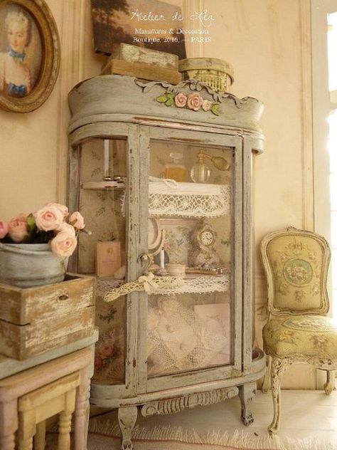 Romantic curio Boudoir, Shabby blue gray Toits de Paris. Camera Shabby Chic, Shabby Chic Decorating, Muebles Shabby Chic, Decoration Shabby, Cottage Shabby Chic, Smart Tiles, Shabby Chic Room, Pink Cottage, Shabby Chic Dresser