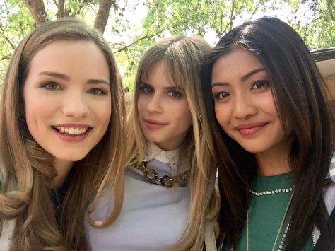 Willa Fitzgerald, Carlson Young, and Brianne Tju -- gorgeous talented girls! Brianne Tju, Scream Show, Audrey Jensen, Willa Fitzgerald, Scream Series, Scream Tv Series, Carlson Young, Mtv Scream, Scream Cast