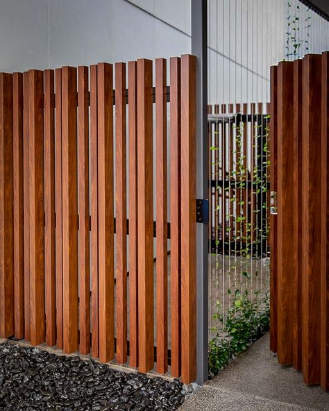 Side Fences And Gates, Batten Facade, Sketch Building, Fence Gate Design, Design Modern House, Yard Fence, Gate Ideas, Side Gates, Front Fence