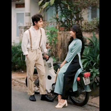 Street Photoshoot, Tempo Doeloe, Cute Love Photos, Pre Wedding Photoshoot Outdoor, Cute Couple Dancing, Honda Cub, Couple Poses Reference, Fotografi Vintage, Vintage Couples