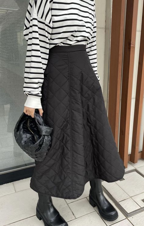 Quilted Skirt Outfit, Quilted Skirt, Skirt Outfit, Black Quilt, Winter Outfit, Skirt Outfits, Fashion Fashion, High Waisted Skirt, Winter Outfits