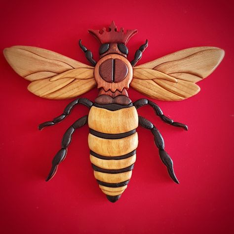 Bois Intarsia, Art Sculpture En Bois, Wood Intarsia, Intarsia Wood Patterns, Wood Carving Tools Knives, Intarsia Patterns, Scroll Saw Pattern, Intarsia Woodworking, Bee Wall