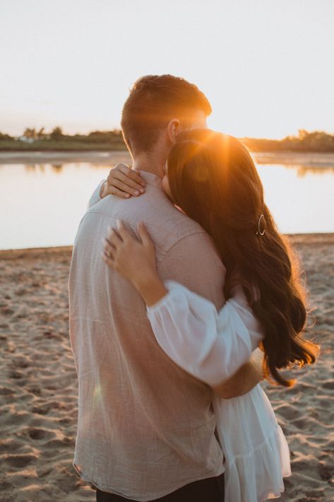 Golden Hour Couple Aesthetic, Golden Hour Elopement, Fall Golden Hour Couples Shoot, Dusk Engagement Photos, Golden Hour Couples Photography, Golden Hour Beach Engagement Photos, Golden Hour Photoshoot Couples, Engagement Photos Golden Hour, Fall Beach Photoshoot