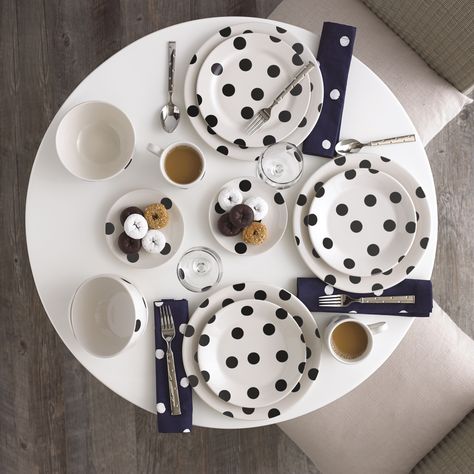 Kate Spade Decor, Kate Spade Dinnerware, Black And White Dishes, Beautiful Kitchenware, Kate Spade Party, Polka Dot Decor, Black And White Plates, Polka Dot Party, Elegant Dinner Party