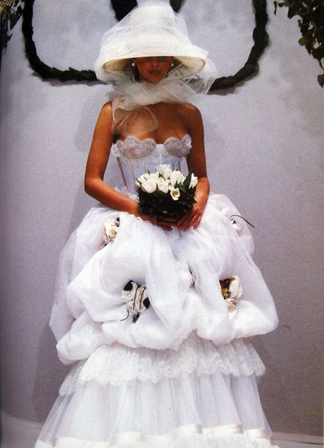 CHRISTY TURLINGTON, VALENTINO S/S 1993 HAUTE COUTURE Valentino Haute Couture, Runway Fashion Couture, Vintage Runway, Valentino Couture, Christy Turlington, Wedding Dress Couture, Bridal Inspo, Naomi Campbell, Kate Moss