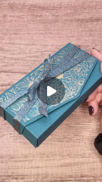 Clutch Bag Tutorial, Making Gift Boxes, Pretty Gift Wrapping Ideas, Clutch Tutorial, Gift Wrapping Techniques, Gift Wrapping Inspiration, Handmade Packaging, Simple Gift Wrapping, Mini Box