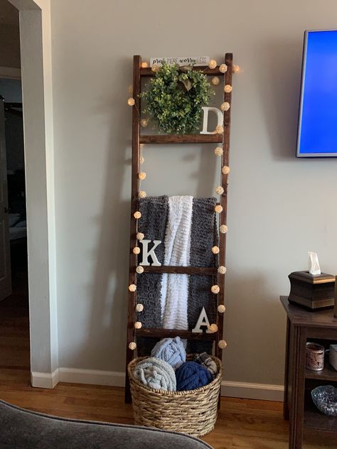 Decorative Ladders Living Room, Decorated Blanket Ladder, Blanket Ladder Ideas Living Rooms, Blanket Ladder With Lights, Latter Decorations, Decorating Blanket Ladder, Small Ladder Decor Ideas, Ladder Decor Living Room, Mini Ladder Decor Ideas