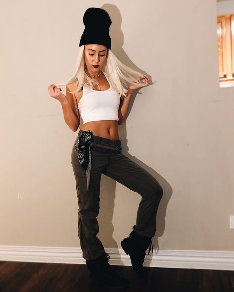 Gwen Stefani Halloween costume 2019 Gwen Stefani Costume Halloween, Gwen Stefani Halloween Costume, Gwen Stefani Iconic Looks, Gwen Stefani Costume, Gwen Stefani Halloween, Gwen Stefani Stage Outfits, Gwen Stefani Spiderwebs, Gwen Stefani 90s, Gwen Stefani Hollaback Girl