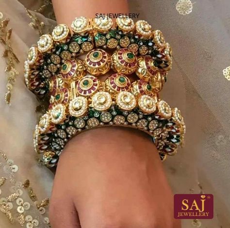 Meenakari Bangles, Gold Kada, Bridal Jewellery Design, Kundan Jewelry, Style Royal, Pearl Bangle, Bangles Jewelry Designs, Stone Bangle, Bridal Bangles