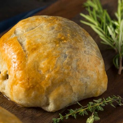 Ground Beef Wellington Recipe, Ground Beef Burger Recipe, Small Dinner Party, Ground Beef Wellington, Easy Beef Wellington, Gordon Ramsey Recipes, Wellington Recipe, Beef Meals, Beef Wellington Recipe