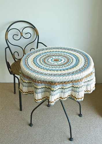 Stunning and inspiring, this round crochet tablecloth is spectacular and so much fun to make. Crochet Table, Crochet Table Runner, Crochet Tablecloth, Free Crochet Patterns, Free Patterns, Table Runner, Free Crochet, Table Cloth, Crochet Patterns