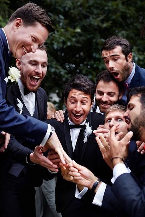 funny show off the ring groomsmen wedding photo ideas #wedding #weddingphotos #weddingideas Groomsmen Wedding Photos, Pose Pengantin, Lulus Wedding, Funny Wedding Pictures, Stunning Wedding Photos, Groomsmen Photos, Funny Wedding Photos, Wedding Picture Poses, Pose Fotografi