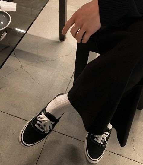 Authentic Vans Outfit, Gucci Men Shoes Sneakers, Spider Man Shoes, Trilogy Aesthetic, Mara Dyer Trilogy, Skate Outfit, Shoe Drawing, Stile Kendall Jenner, Vans Authentic Black