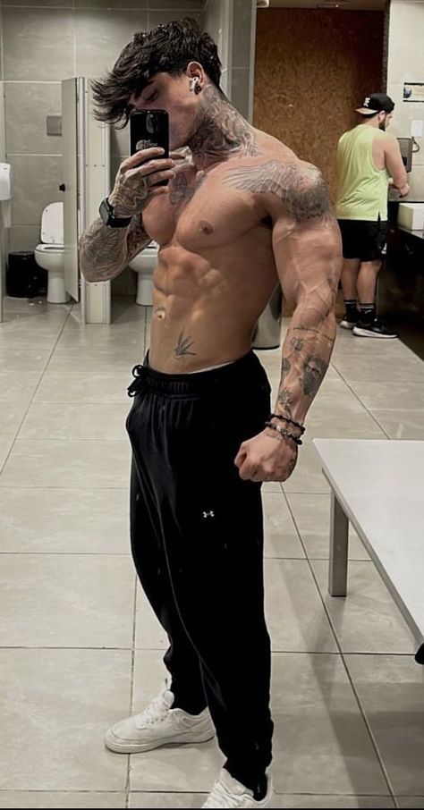 Aesthetic Body Men Workout, Men Physique Aesthetic, Gym Poses For Men, Gym Guy Aesthetic, Mens Fitness Photoshoot, Male Body Shapes, Gym Men Motivation, Pack Workout, Aesthetic Physique