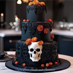 Halloween Wedding Cake, Skull Wedding Cakes, Scary Cakes, Gothic Cake, Halloween Wedding Cakes, Cake Halloween, Funny Wedding Cakes, Simple Family Meals, Halloween Food Appetizers