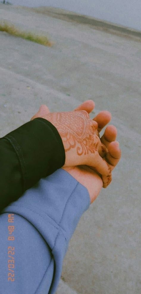 Cupal Pic Love Hand, Real Couple Hand Dpz, Gf Hand Snap, Fake Couple Hands Snap, Fake Hand Snap, Snap Couple Pictures, Couple Hidden Face Pics Snapchat, Hand In Hand Couple Snapchat, Finger Cut Fake Story