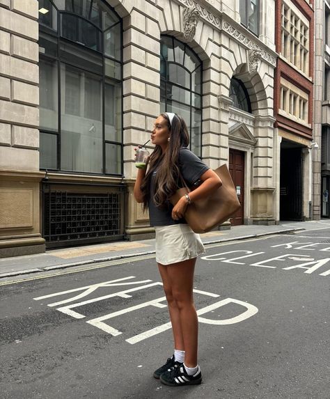 Traveling Aesthetic Outfits, Walking Around City Outfit, Outfits For August 2024, Nyc Cool Girl Outfit, Summer City Street Style, Late 20s Outfits Summer, Tan Sneakers Outfit Summer, Short Skirts With Sneakers, City Girl Aesthetic Outfit Summer