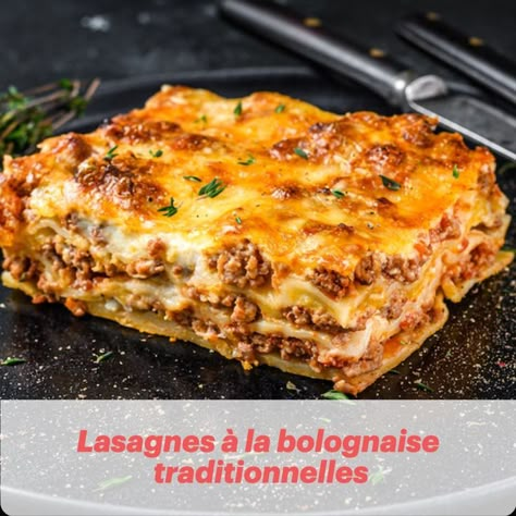 Pour la journée internationale de la gastronomie italienne, (re)découvrez la recette traditionnelle des lasagnes à la bolognaise ! Un pur plaisir pour les papilles. Pate Pizza, Real Food Recipes, Food And Drink, Pizza, Sauce, Pasta, Essen, Pizzas