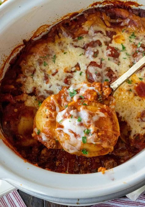 Slow Cooker Ravioli Casserole Recipe - Butter Your Biscuit Ground Beef And Italian Sausage, Slow Cooker Ravioli, Crockpot Ravioli, How To Make Ravioli, Crockpot Chicken Spaghetti, Ravioli Casserole, Homemade Garlic Bread, Ground Sirloin, Ooey Gooey