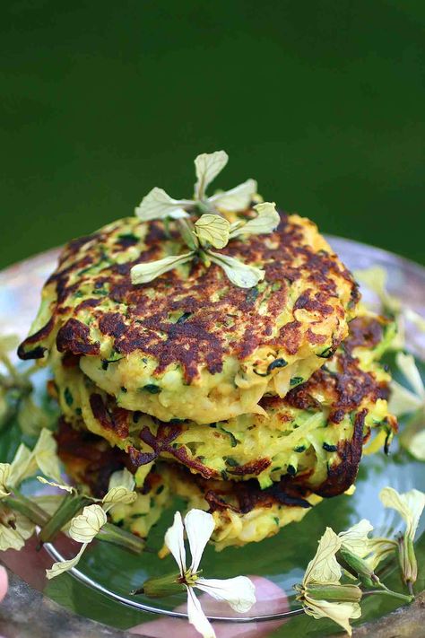 Falafel Fritters, Zucchini Falafel, Veggie Burger Patties, Falafel Mix, Greek Recipe, Appetizer Sandwiches, Falafel Recipe, Fritters Recipe, Zucchini Fritters