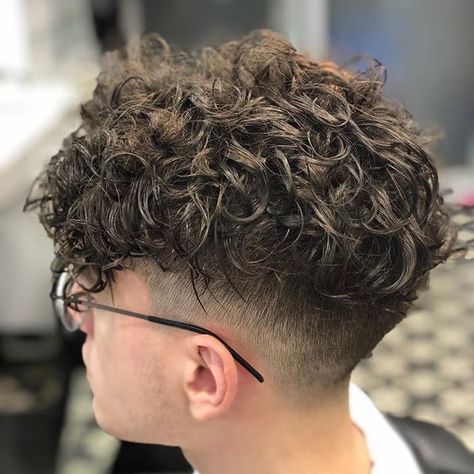 Low Fade Curly Hair, Perm Hair Men, Fade Haircut Curly Hair, Mens Hairstyles Curly, Men's Curly Hairstyles, Male Haircuts Curly, Curly Hair Fade, Mens Haircuts Short Hair, Men Haircut Curly Hair