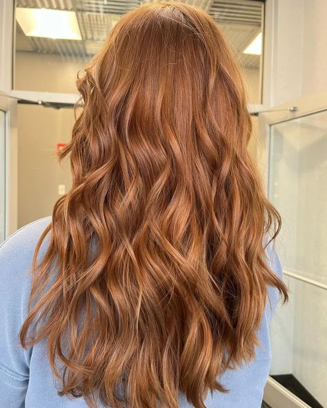 copper strawberry blonde hair Dark Copper Blonde Hair Highlights, Dark Blonde With Copper Highlights, Copper Strawberry Blonde, Hazel Eyes Hair Color, Natural Strawberry Blonde Hair, Dark Strawberry Blonde Hair, Color Trends 2024, Hair 90s, Light Auburn Hair