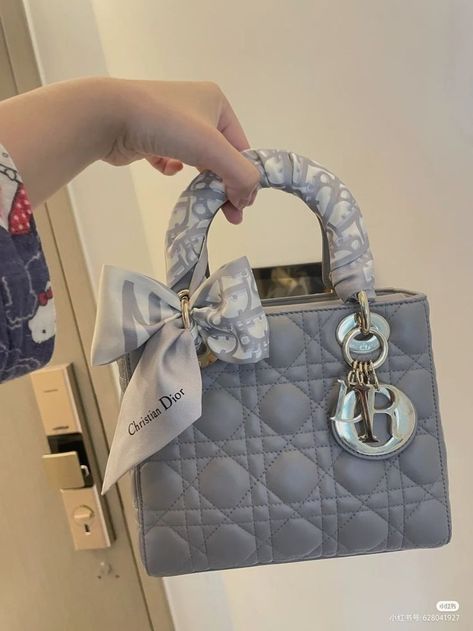 Tas Celine, Estilo Blair Waldorf, Lady Dior Handbag, My Style Bags, Dr Shoes, Mode Chanel, Luxury Bags Collection, Dream Bags, Girly Bags