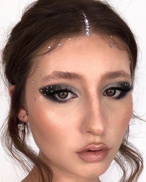 Black Gem Eye Makeup, Gold Rhinestone Makeup, Black Rhinestone Makeup, Hair Gems Hairstyles, Black And Gold Makeup Looks, Mascarade Makeup, Rhinestone Hairstyle, Gem Makeup, Black Eye Makeup