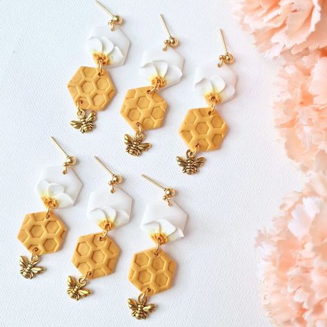 Studio Niani’s Instagram photo: “🌸 Bee positive 🐝 studioniani.etsy.com . . . . . #polymerclayearrings #polymerclayjewelry #polymerton #clayearrings #loveearrings #ohrringe…” Clay Earrings Flower, Diy Earrings Polymer Clay, Miniature Food Jewelry, Spring Earrings, Spring Jewelry, Polymer Jewelry, Bee Earrings, Bee Charms, Daisy Earrings