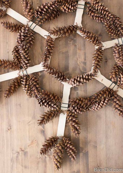 Glue pinecone to tip of each point Christmas Snowflakes Wreath, Pine Cone Wreath, Pinecone Crafts Christmas, Pinecone Crafts, Cone Wreath, Pine Cone Art, Snowflake Wreath, Pine Cone Decorations, Cones Crafts