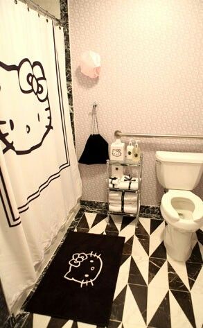 Hello Kitty Braids, Kuromi Bathroom, Hello Kitty Bathroom, Hello Kitty Bedroom, Sanrio Stuff, Hello Kitty House, Hello Kitty Rooms, Charmmy Kitty, Hello Kitty Aesthetic