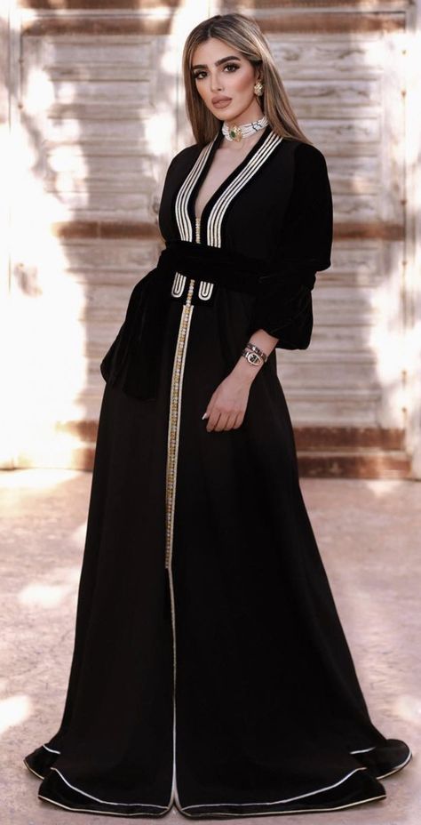 Moroccan Dress Modern, Black Caftan, Morrocan Fashion, Black Kaftan, Moroccan Clothing, Kaftan Designs, Beautiful Casual Dresses, Moroccan Fashion