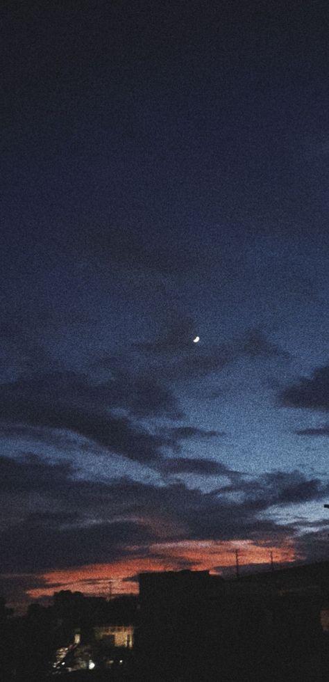 Aesthetic Grain Wallpaper, Twilight Sky Wallpaper, Midnight Moon Aesthetic, Nightime Aesthetic Wallpaper, Grain Wallpaper Aesthetic, Midnight Aesthetic Sky, Evening Time Aesthetic, Sky With Moon Wallpaper, Stary Night Sky Aesthetic