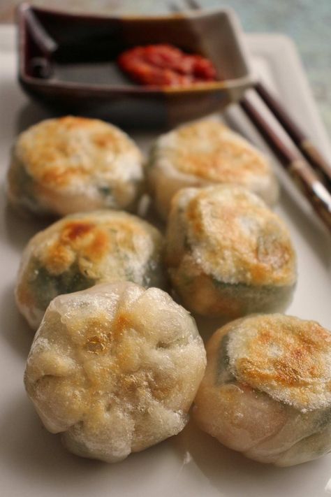 Crisp and chewy pan-fried Chinese chive dumplings (jiu cai jiao) are a delicious treat! They're filled with a hearty shrimp and chive dumpling filling, perfect for a pescatarian dim sum feast. Sausage Dumplings, Chive Dumpling Recipe, Chive Dumplings, Pan Fried Shrimp, Shrimp Appetizer, Chinese Chives, Dim Sum Recipes, Bamboo Steamer, Cantonese Food