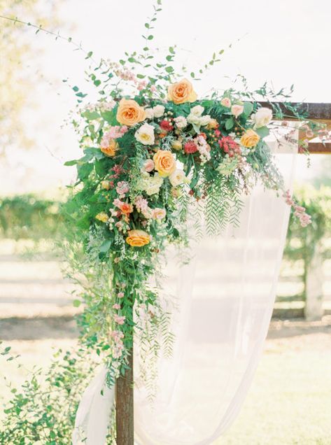 Wildflower Ceremony Arch, Wedding Arch Wildflowers, Wildflower Arch Wedding, Wildflower Arbor, Arbor Flowers Wedding, Chile Wedding, Wedding Gazebo Flowers, Flowers Installation, Gazebo Flowers