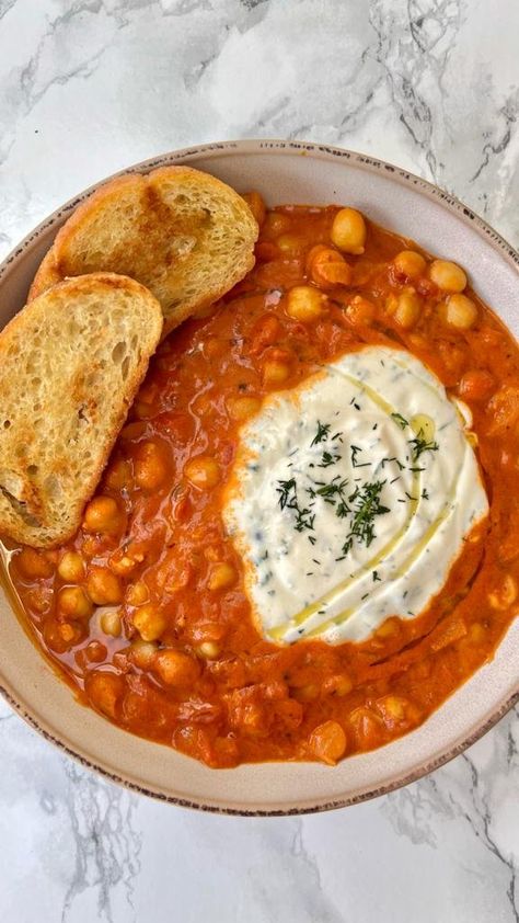 This healthy Indian-inspired One Pot Tomato and Chickpea Stew recipe is ready in just 25 minutes, perfect for busy weeknights! Chickpea Tomato Soup, Chickpea Stew Vegan, Chickpea Meatballs, Easy Suppers, Homemade Spice Mix, Weeknight Recipes, Easy Mediterranean Diet Recipes, Full Fat Yogurt, Chickpea Stew