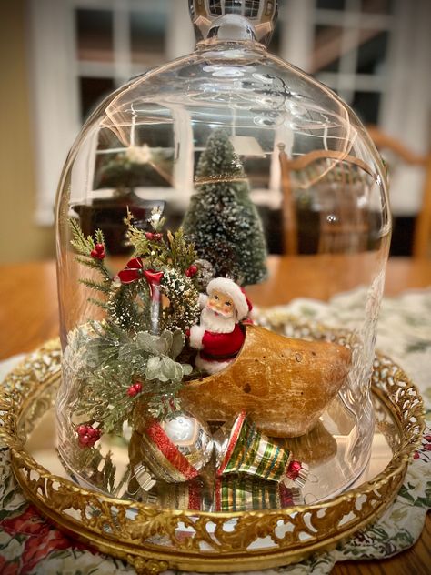 Cheese Dome Christmas Decor, Christmas Dome Displays, Cloche Christmas Ideas, Christmas Cloche Ideas Glass Domes, Christmas Cloche Ideas, Christmas Thrift, Glass Cloche Decor, Christmas Cloche, Cloche Ideas