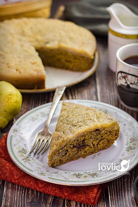 Vegan Spiced Banana Pear Upside Down Cake - Veganlovlie Dairy Free Dessert Easy, Pear Upside Down Cake, Vegan Dessert Bars, Vegan Pastries, Pear Cake, Easy Vegan Dessert, Vegan Cakes, Healthy Vegan Desserts, Pear Recipes