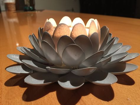 Recycling spoon... Lotus flour Candle Holder Aesthetic, Spoon Candle Holder, Can Tab Crafts, Tab Crafts, Diy Candle Sticks, Diy Candle, Candle Sticks, Diy Crafts To Do, Costumes Ideas