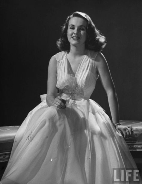 Hollywood Gowns, Deanna Durbin, Old Hollywood Movies, Old Fashion Dresses, Classic Actresses, Canadian Actresses, Hollywood Legends, Old Hollywood Glamour, Time Machine