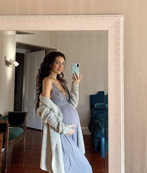 Bethany Ciotola, I Want Chocolate, Chocolate Peanut Butter Ice Cream, Butter Ice Cream, Pregnancy Belly Photos, Peanut Butter Ice Cream, Pretty Pregnant, Cute Maternity Outfits, Stylish Maternity Outfits